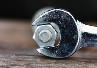tighten spanner wrench bolt