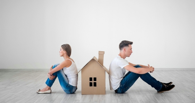 1 in 10 Britons split after house move split