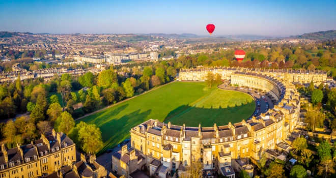 Which cities have the most luxury homes outside of London? Bath 639