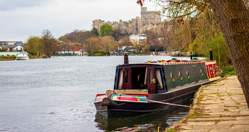 Floating homes slash London property costs Houseboat on the Thames - 027