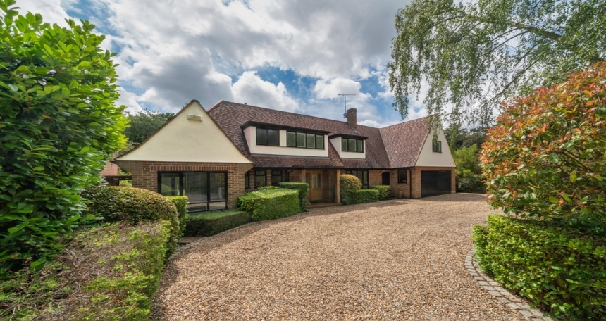 Style vs. sustainability: How Brits are prioritising kerb appeal over energy-saving features Detached home with driveway - 593