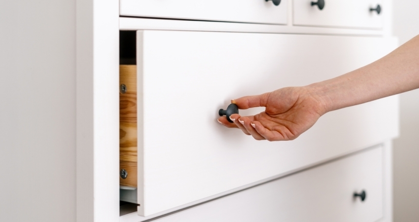 Two in three Brits admit to peeking inside private spaces during house viewings Storage - 255