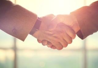 Stirling Ackroyd renews partnership with Goodlord  handshake 77